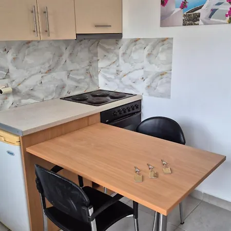 Thalia, On The Lägenhet Malaki