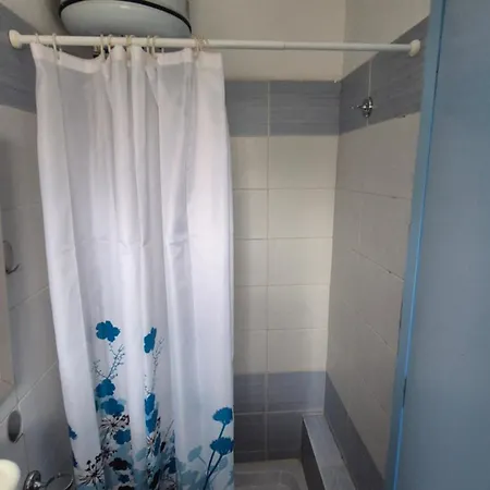 Thalia, On The Lägenhet Malaki